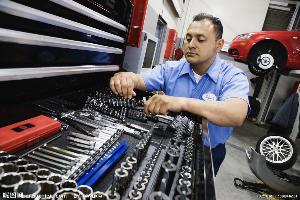 汽车维修工 守护安全出行的重要角色